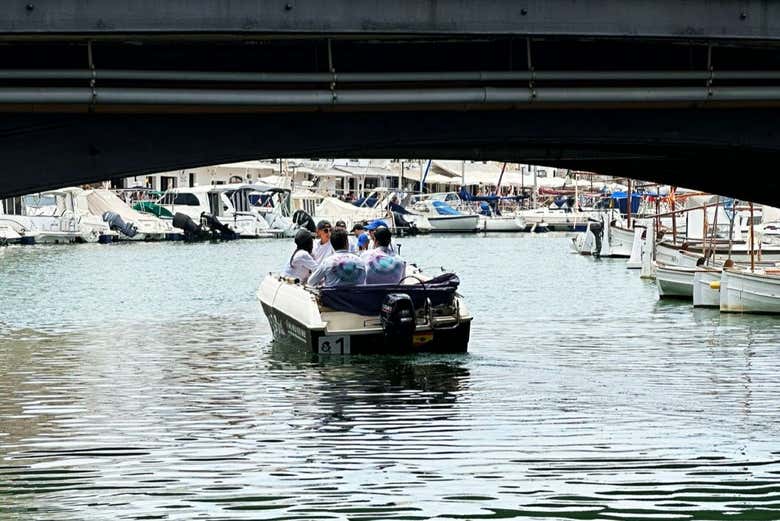 Navegando bajo un puente en Santander