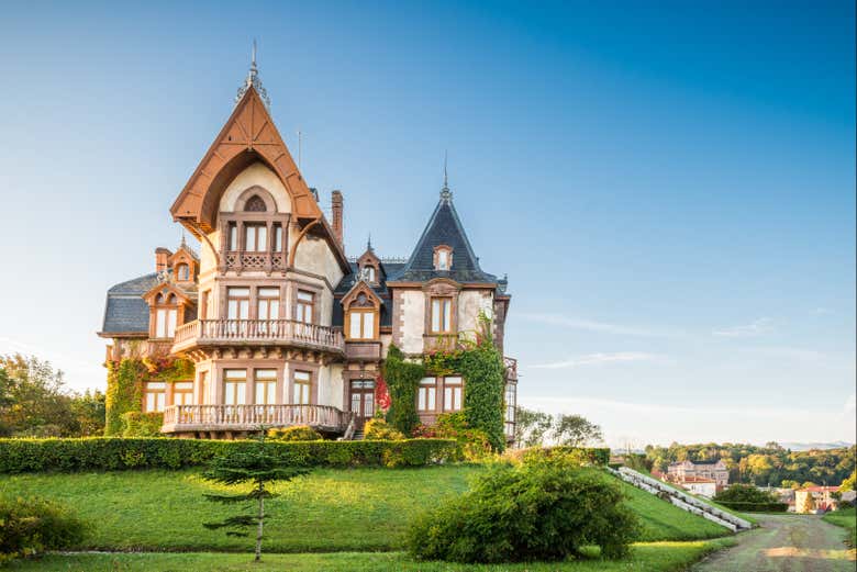 Admirando la Casa del Duque de Comillas