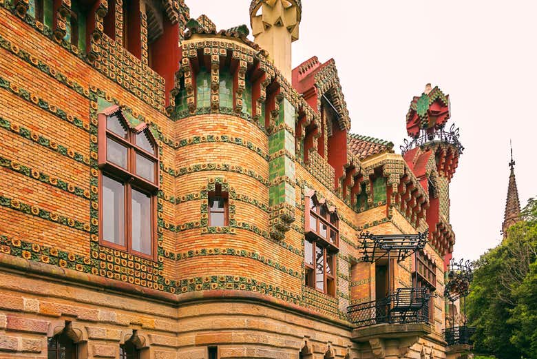 Detalles de la fachada del Capricho de Gaudí