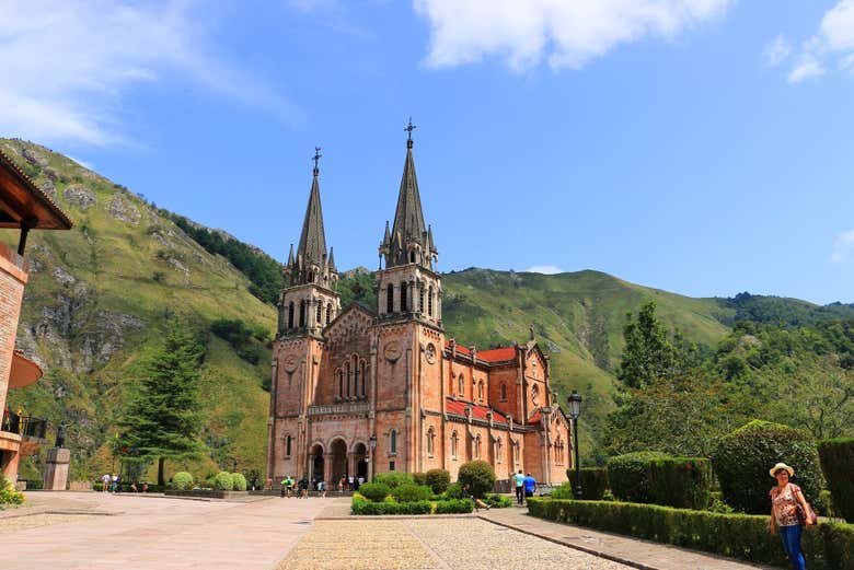 El santuario de Covadonga en un día despejado